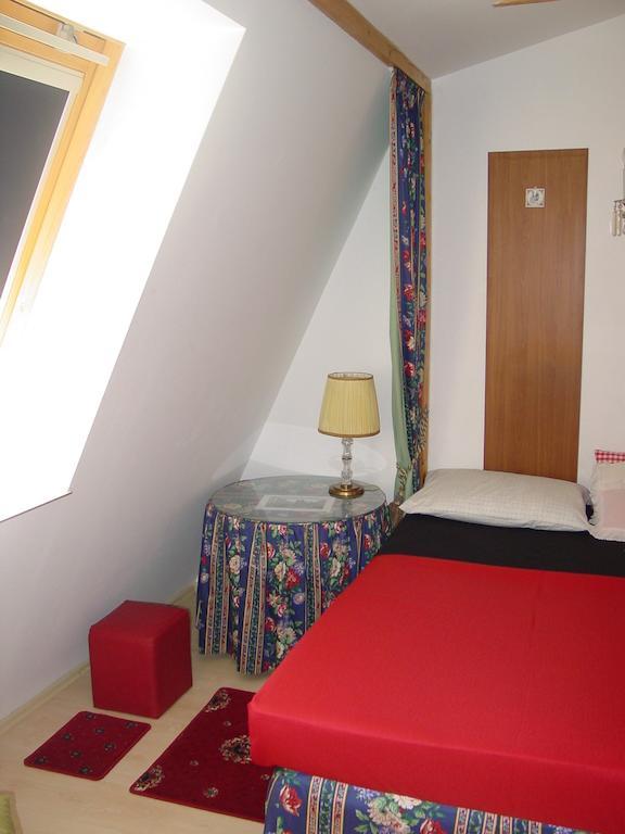 Ferienwohnung Excellent Location Pressburg Zimmer foto